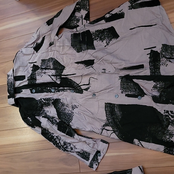 Nwt RED CORAL graphic print collar top - Picture 5 of 5